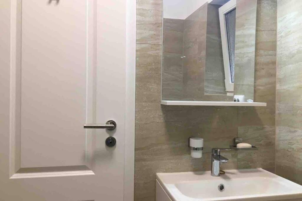 Magheru Cozy New Apartament 2 Rooms บูคาเรสต์ ภายนอก รูปภาพ